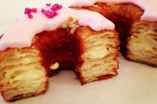 Le cronut de mai à la rose et à la vanille.