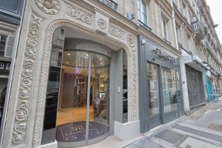 Le boutique-hôtel est situé dans un immeuble haussmannien de six étages construit en 1880.