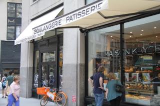 La vitrine de la nouvelle boutique d'Eric Kayser séduit l'oeil des passants.