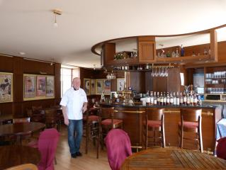 Hotel de Bastard à Lectoure, Jean-Luc Arnaud, le patron dans son bar.