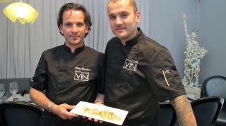 Autour du plat signature du restaurant le Vin, « ravioles de langoustines » le Chef Djordje Ercevic...