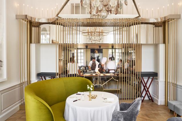 Le laiton dans les salles du restaurant fait la transition entre le contemporain et la tradition