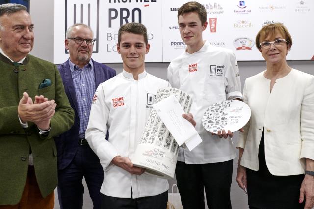 A tout juste 18 ans, Maxence Cardon-Ravat (au côté de son commis) participait pour la première fois à un tel concours et s'est vu remettre son prix par Dominique Loiseau et Jean Battault.