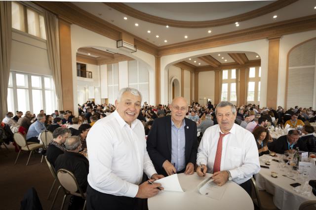 De g à d : Claude Atcher, Bernard Laporte et Claude Atcher lors de la signature du partenariat entre les CHR et France 2023.