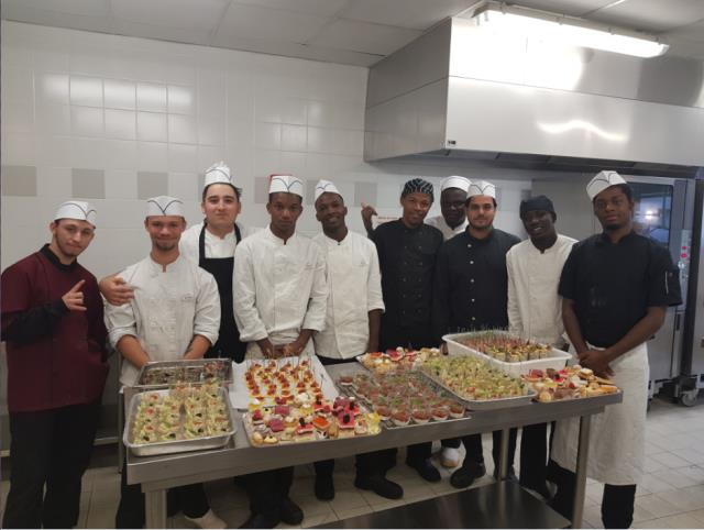 Les apprentis cuisiniers en CAP au CFA Campus de GAP réalisent le buffet du forum emploi