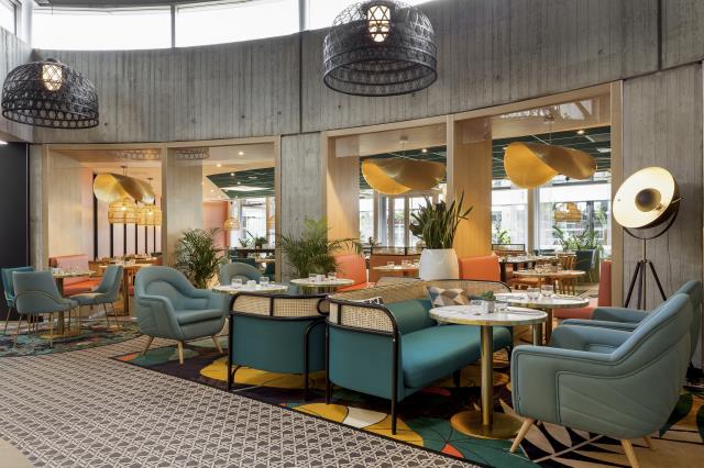 Nouvelle décoration autour du végétal et du bois pour le Novotel Paris CDG Airport.