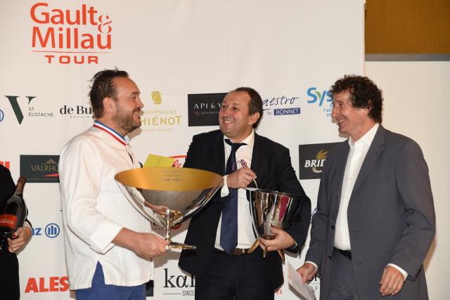 Emmanuel Renaut, restaurant Flocons de Sel, Gault&Millau d'Or Auvergne-Rhône-Alpes 2019, Jacques Bally (Président Gault&Millau, Marc Esquerré (rédacteur en chef du Guide Gault&Millau).