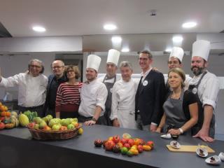 A l'occasion de la présentation de la Cité à la presse, le chef étoilé Régis Marcon (au centre),...