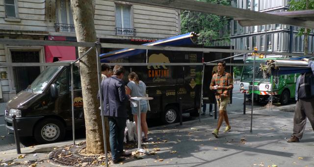 Cantine California, l'un des trois food trucks actuellement autorisés sur les marchés parisiens.