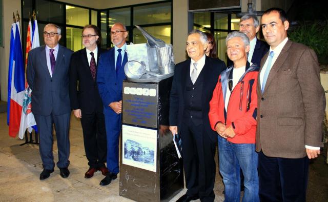 De g. à dr. : Michel Prospéri, Philippe Faure-Brac, Alain Marie, Jean Montagard, Thierry Lautard, Patrick Poupeau, Lauriano Azinheirinha, autour de la sculpture commémoratrice.