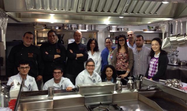 Christophe Lavelle (1er rang, au centre), réuni avec des chefs et des étudiants de l'atelier de 'cuisine innovante' autour d'un produit cher au Liban : l'Arak, à l'école du Cordon Bleu à Jounieh (Liban).