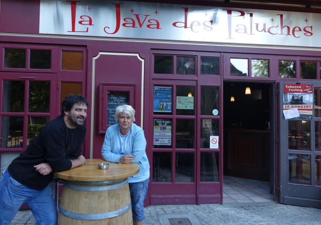 Thierry Raymond et Sylvie Baeriswyl sur la terrasse de la Java des Paluches.  « Nous partons de zéro et nous avons tout à faire ».