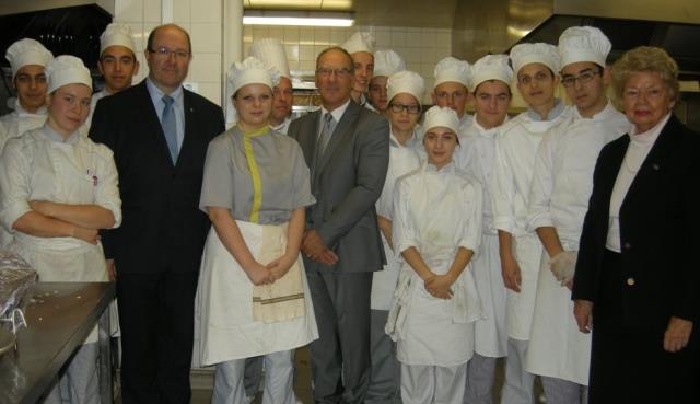 Les jeunes du lycée St Bénigne de Dijon avec Bernard Vaussion (au centre), le directeur Dominique Léger, et Françoise Colin.