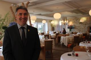 Yvon Lebailly a à coeur de transmettre à ses équipes sa passion du métier au Manoir du Lys.