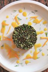 Tartare de saumon  au « caviar du pauvre ».