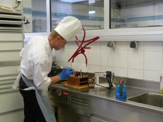 Epreuves qualificatives MOF pâtissier à Toulouse au Lycée d'Occitanie, candidat sous pression à...