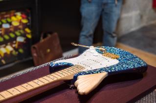 Une guitare « sardine » a été spécialement réalisée par un luthier marseillais, Alain Aventini.