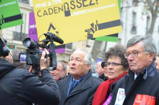 En tête de cortège, ce matin, à Paris, Geneviève Roy, aux côtés de Jean-François Roubaud (au...