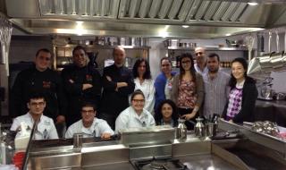 Christophe Lavelle (1er rang, au centre), réuni avec des chefs et des étudiants de l'atelier de...