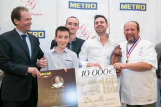 Benoit Feytit, directeur général de Métro Cash and Carry France et Gilles Goujon remettent aux...