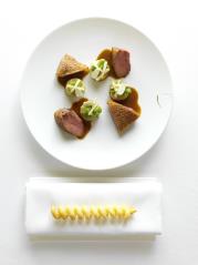 Canard de la Dombes aux pêches Bellini, Fondue de Févettes et pommes Liards.