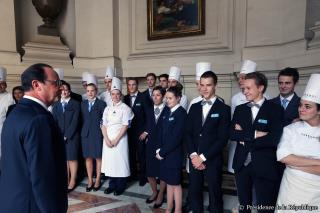 Après le service du déjeuner, François Hollande a tenu a salué les apprentis de l'UFA René Auffray...