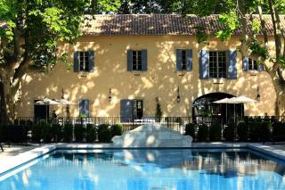 Grande piscine, platanes centenaires et bâtiments restaurés pour accueillir chambres, restaurants,...