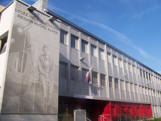 Le lycée professionnel Hélène Boucher forme les élèves aux métiers de l'hôtellerie-restauration.