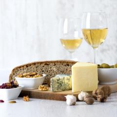 Contrairement à une opinion très répandue, la plupart des fromages ne mettent pas les grands vins...