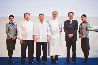 Entourés de deux hôtesses de l'air de la compagnie ANA, Pierre Hermé, Toru Okuda, Pierre Gagnaire...