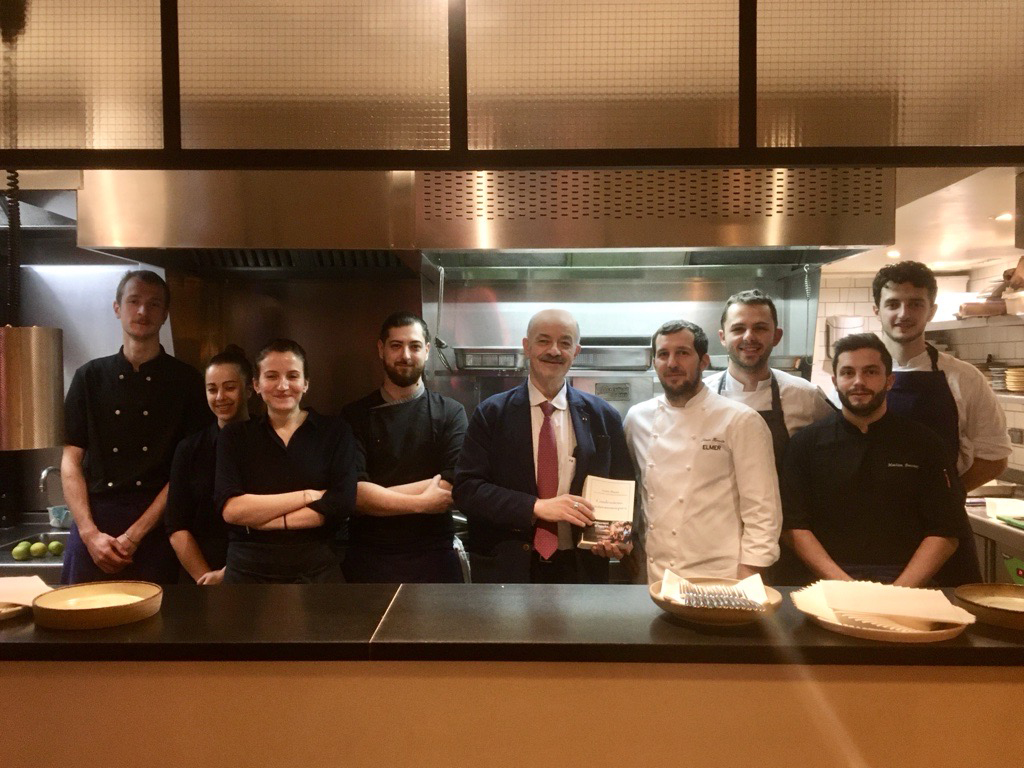 Alain Bauer et le chef Simon Horwitz au restaurant Elmer, lors de la soirée de lancement du livre 'Confessions gastronomique'.