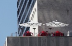 Parasols Amalfi, des toiles rassemblées sur un mât central