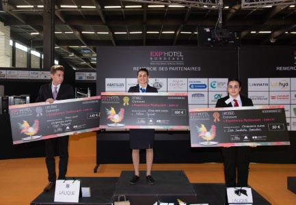 Les trois lauréats du concours L'Expérience restaurant, avec Héloise Aguesse au centre, sur la plus haute marche du podium.