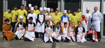 Les 'petits Bocuse' 2022 avec les jeunes en MC cuisinier en dessert de restaurant mobilisés pour leur dernier atelier, encadrés par les professeurs Valérie Pissard (à gauche) et Jean-Pierre Buisson-Guichard (à droite).