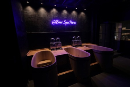 Le Beer Spa Paris compte trois baignoires doubles. Le lieu est entièrement privatisable.