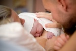 Un salarié a-t-il droit aux trois jours de congés pour un enfant né à l'étranger ?