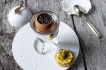 Œuf poule au caviar Osciètre mûri 300 jours, fouetté de banane verte, oignon et vodka
