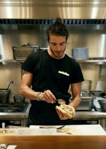 Chez Micho, Julien Sebbag passe de streetfood au bistrot : 'Le ticket moyen double. Il passe de 20 euros le midi à 40 euros le soir ».